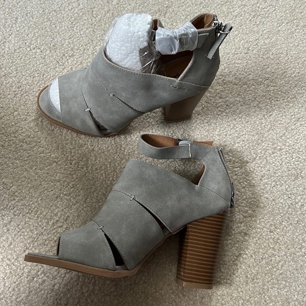 Pink Lily The Kennedy Grey Heels size 6.5 Never Worn
